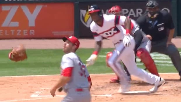 Steven Matz's glove flies in the air after a grounder by Tim Anderson